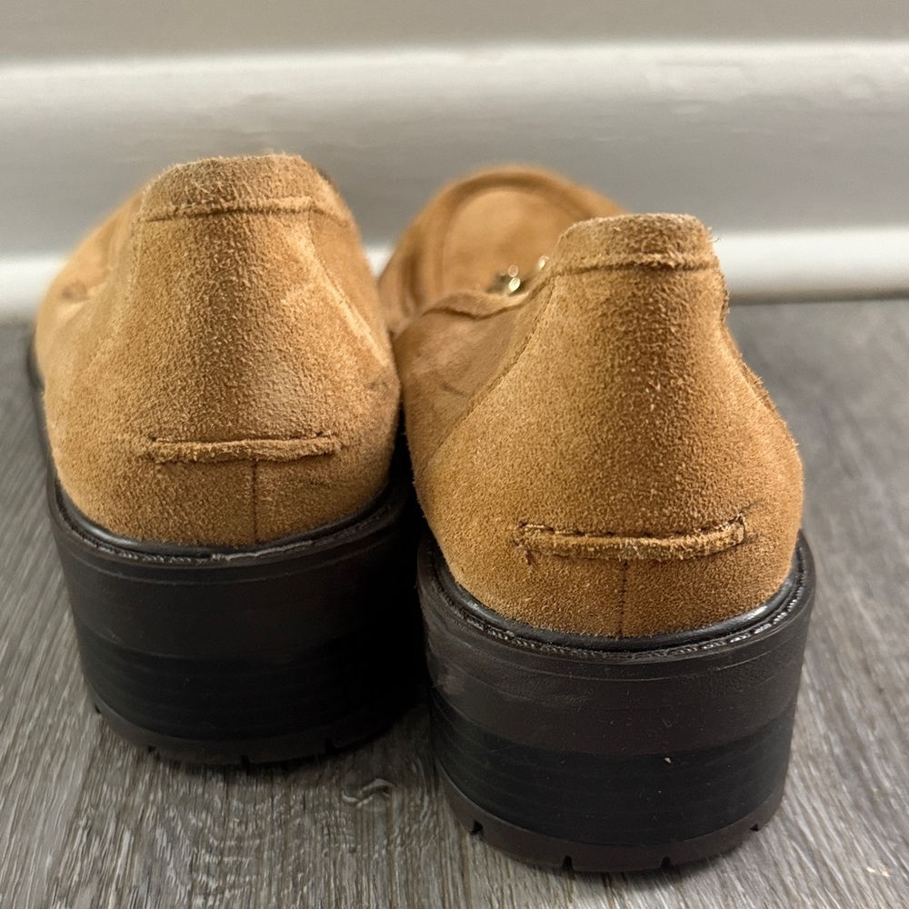 Sam Edelman Taelor lug sole loafers in camel suede with a gold-tone chain - Picture 4 of 6